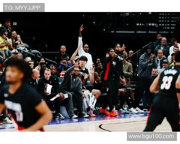 开拓者与爵士激战正酣比分悬念迭起引发球迷热议